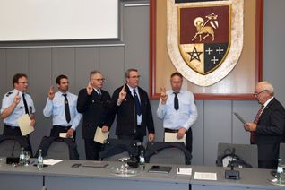 Die neu ernannten Wehrführer, stellvertretenden Wehrführer und der stellvertretende Wehrleiter während des Ablegens vor Bürgermeister Aloysius Söhngen. v.l.: Roland Houscht, Jakob Ballmann, Manfred Wio, Alexander Thölkes, Roland Willems und Bürgermeister Aloysius Söhngen.