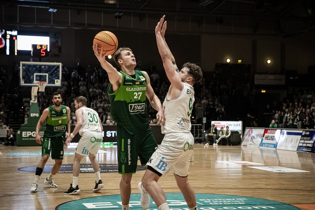 Moritz Krimmer mit der Nummer 27.