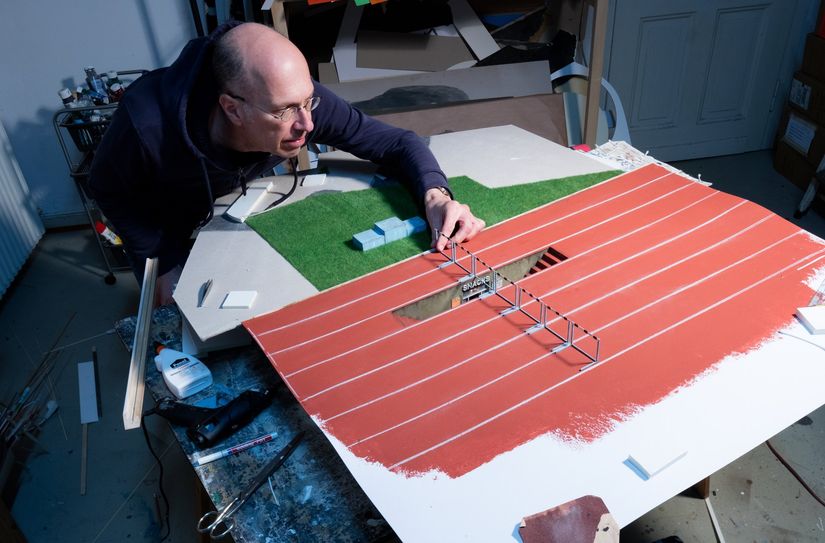 Frank Kunert beim präzisen Aufbau der Miniaturkulisse für „Unterführung“ – jedes Detail entsteht in monatelanger Handarbeit.