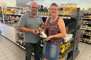 Der Coop Eifel-Vorstand Johannes Winz und Anja Esser feiern nicht nur den 125. Geburtstag des Mützenicher Konsums, sondern auch das Geburtstagsgeschenk aus Düsseldorf: 60.000 Euro für eine neue Wärmepumpe, die zum Heizen und Kühlen genutzt werden soll.