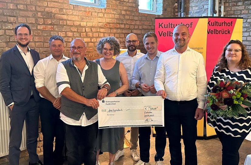 Die Preisträger zusammen mit dem SPD-Kreisvorsitzenden Thilo Waasem, Landrat Markus Ramers, der Weilerswister Bürgermeisterin Anna-Katharina Horst, der stellvertretenden Kaller Bürgermeisterin Steffi Hübner und den Laudatoren Bernd Giesen und Daniel Rudan von der SPD Weilerswist.