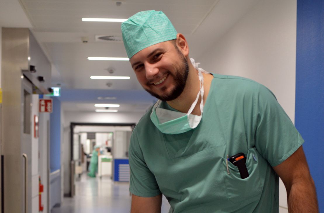 Rolland Weiszenbacher, Pflegerischer Leiter im Zentral-OP des Brüderkrankenhauses Trier, freut sich, dass ein Teil der Einweginstrumente nun recycelt wird.