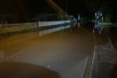 Überlastete Gullys sorgten im Brückes für eine überflutete Fahrbahn. Der Bauhof beseitigte die Verstopfungen und sorgte für schnelle Abhilfe.