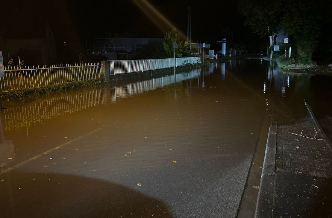 Überlastete Gullys sorgten im Brückes für eine überflutete Fahrbahn. Der Bauhof beseitigte die Verstopfungen und sorgte für schnelle Abhilfe.