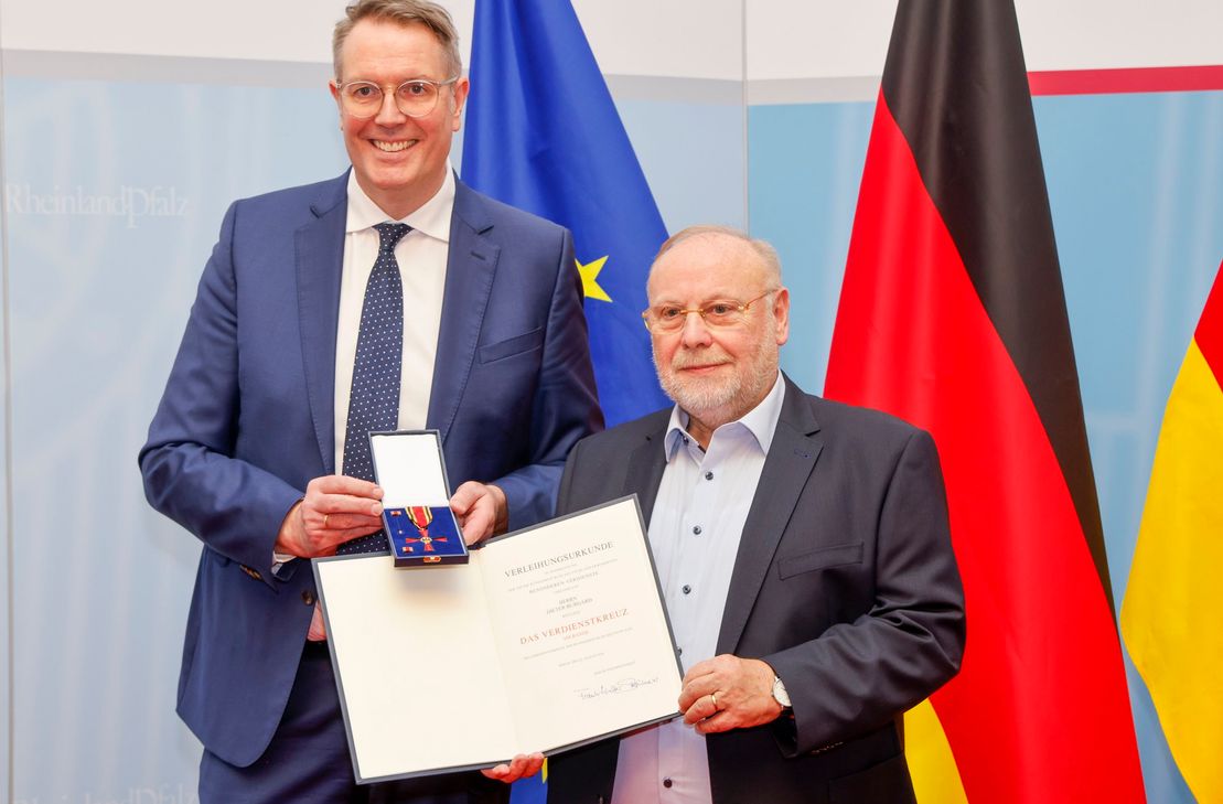 Ministerpräsident Alexander Schweitzer (li.) zeichnet Dieter Burgard aus. Der Wittlicher war u.a. Bürgerbeauftragter, Beauftragter der Landespolizei und bundesweit der erste Beauftragte für jüdisches Leben und Antisemitismusfragen. Er ist Vorsitzender des Fördervereins Gedenkstätte KZ Hinzert und setzt sich für die Erinnerungskultur und politische Bildung ein.