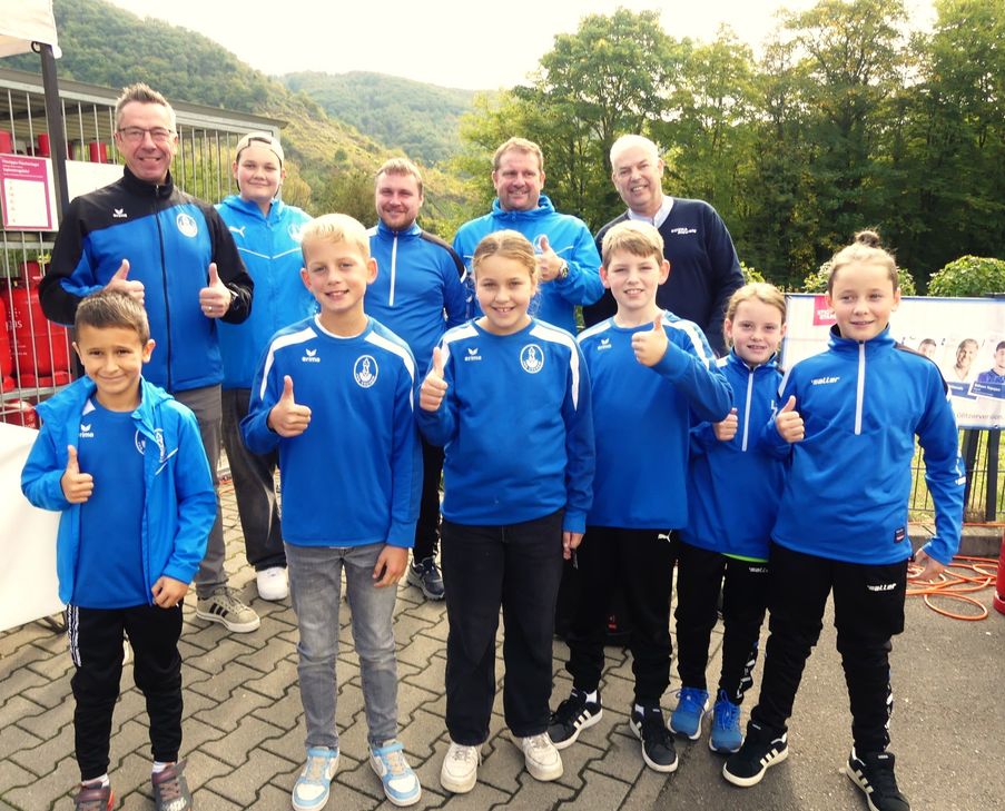 Zum offiziellen Startschuss war auch Jugendleiter Andreas Heil mit einer Abordnung seiner Jugendkicker vertreten.