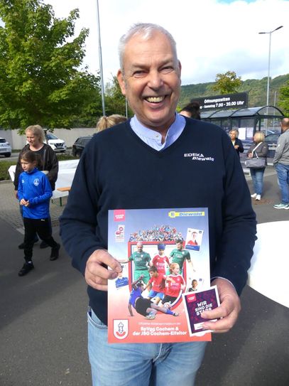 Thomas Diewald startete in seinem Ernster EDEKA-Markt kürzlich die Sticker-Star-Aktion zugunsten der Spvgg Cochem.