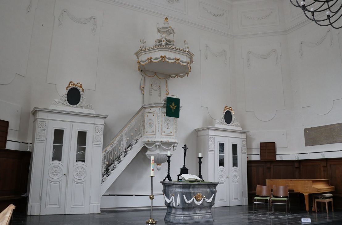 Der Kirchraum ist im sehr eleganten Stil Louis XVI. gehalten - in Deutschland heute im Original kaum anderswo so zu finden.