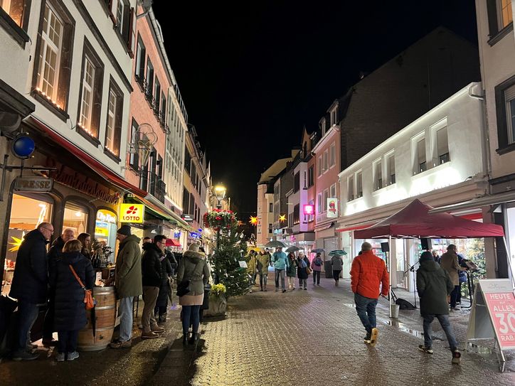 Die Geschäfte in Mayen luden beim Christmas-Shopping bis in die späten Abendstunden zum Stöbern und Shoppen ein.