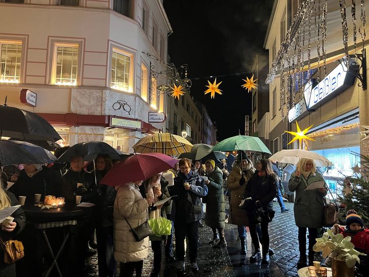 Zahlreiche Menschen trafen sich um 18 Uhr zum Rudelsingen, um gemeinsam die schönsten Weihnachtslieder erklingen zu lassen.