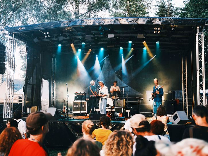 Oberhalb von Pünderich entsteht das Oben Air Festival mit viel Herzblut.