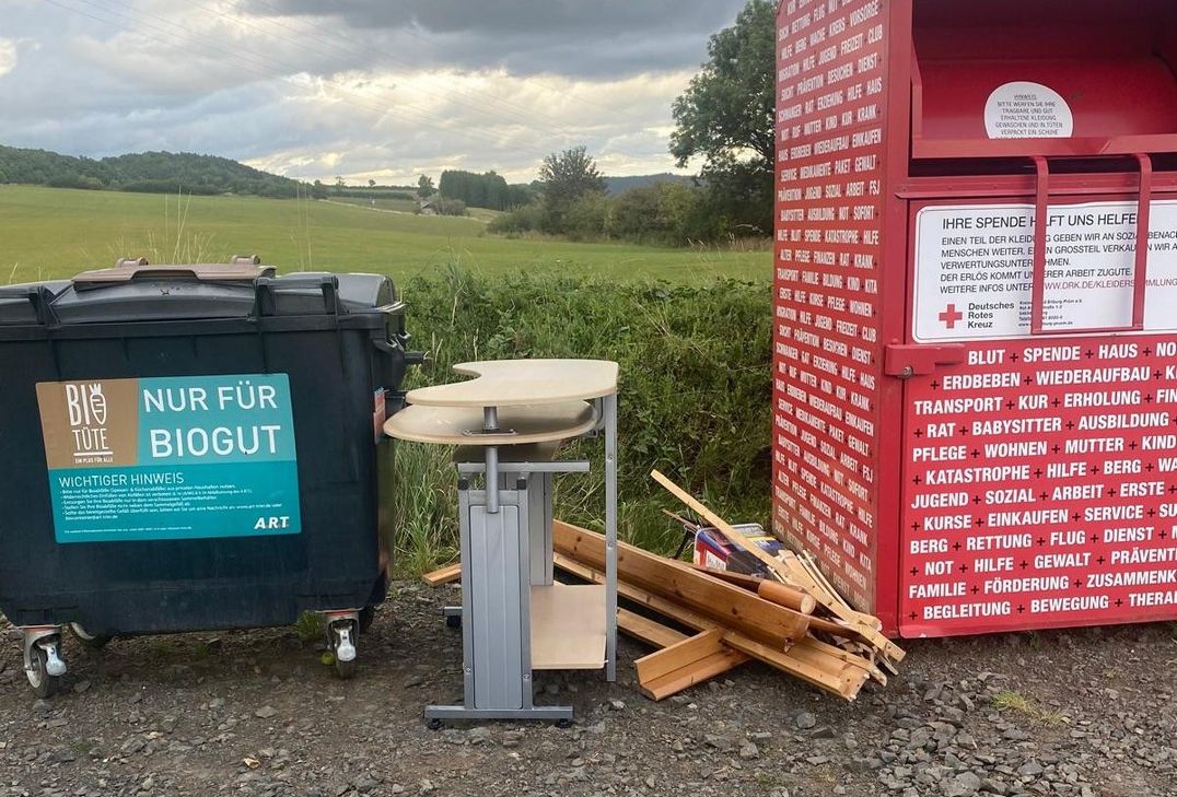 Der illegal entsorgte Sperrmüll am Buswendeplatz in Büdesheim. Die Polizei bittet um Hinweise.