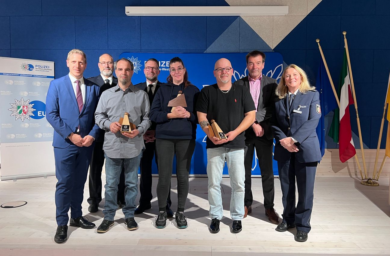 Jens Becker (3.v.li.), Claudia Bayrle (4. v.re.), Martin Rzepka (3.v.re.) und Christian Lienke-Köhler (nicht im Bild) wurden mit dem Zivilcouragepreis ausgezeichnet. Laudatoren waren Achim Richentzhagen (2.v.li.), Jörg Schneider (4.v.li.), Ulrich Linden (2.v.re.) und  Gabriele Mälchers (re.). Auch Landrat Markus Ramers würdigte die Geehrten. Foto: Scholl