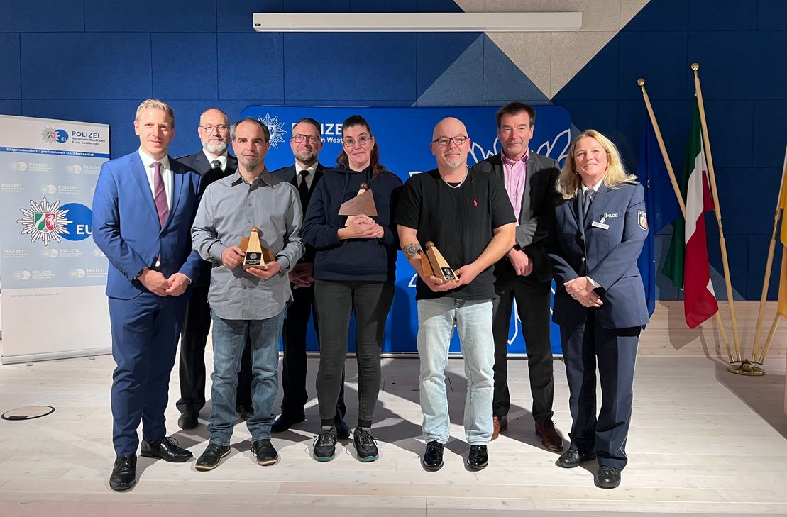 Jens Becker (3.v.li.), Claudia Bayrle (4. v.re.), Martin Rzepka (3.v.re.) und Christian Lienke-Köhler (nicht im Bild) wurden mit dem Zivilcouragepreis ausgezeichnet. Laudatoren waren Achim Richentzhagen (2.v.li.), Jörg Schneider (4.v.li.), Ulrich Linden (2.v.re.) und  Gabriele Mälchers (re.). Auch Landrat Markus Ramers würdigte die Geehrten. Foto: Scholl