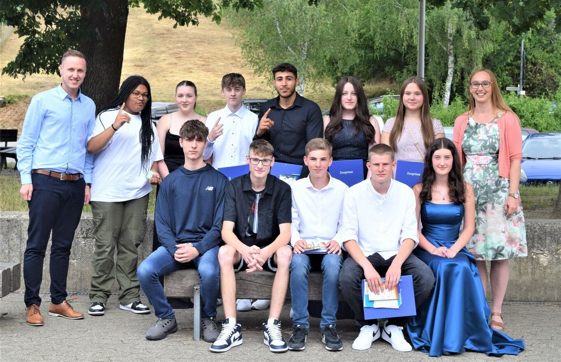 Zwölf Schülerinnen und Schülern wurde das Zeugnis zur Berufsreife überreicht.