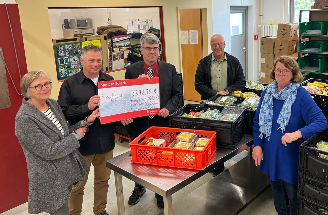 Angelika Paßen und Dr. Georg Schuppener (3.v.l.) übergaben an die Vertreter der Monschauer Tafel eine Spende von 2273 Euro, die beim ökumenischen Pfarrfest in Roetgen zusammen getragen wurden