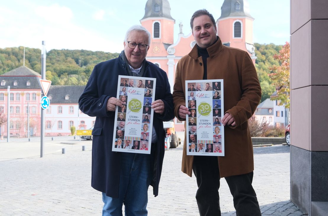 Josef Zierden freut sich, dass sein Sohn Johannes Zierden die künstlerische Leitung des Eifel Literatur Festivals übernimmt. Einen Gast 2024 verrät er unserer Zeitung exklusiv vorab: Krimi-Bestsellerautor Jean-Luc Bannalec kommt. Am 21. Juni liest der ehemalige S. Fischer-Verleger in Prüm.