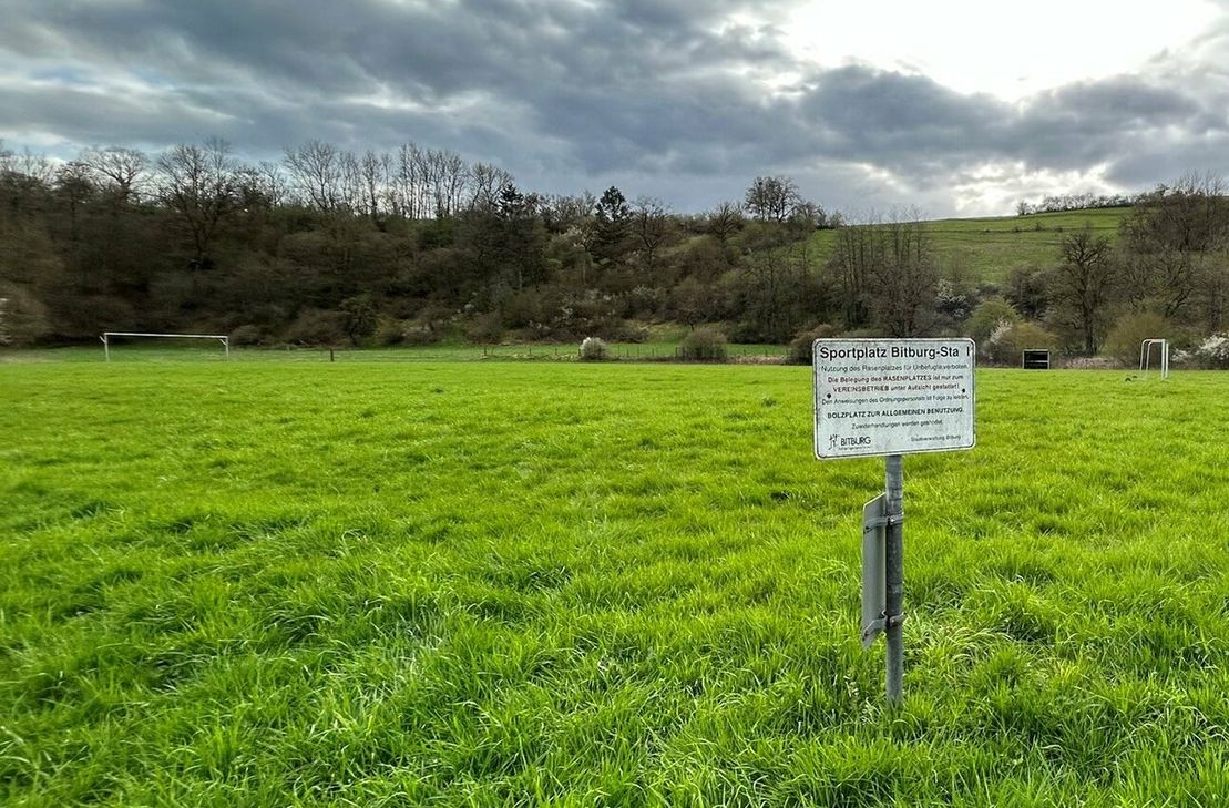Die Sportanlage im Stadtteil Stahl liegt an der Nims.  Durch die Flut wurde die Anlage zerstört. Nun soll sie wieder aufgebaut werden.