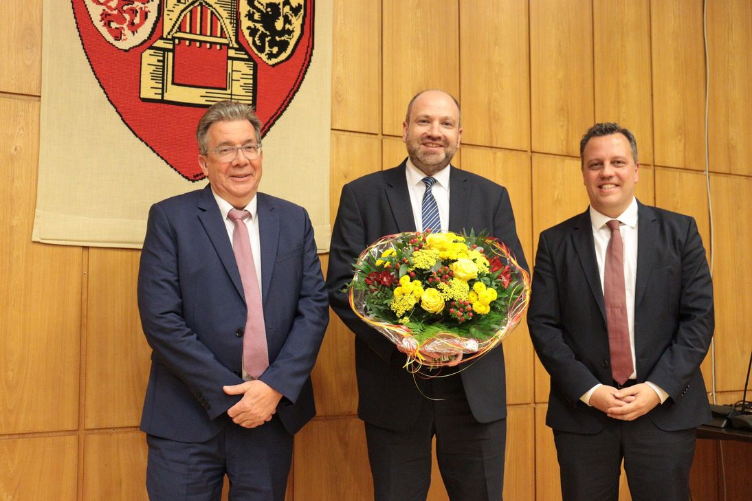 René Strotkötter (Mitte), hier mit Bürgermeister Sacha Reichelt (re.) wird Nachfolger von Euskirchens Kämmerer Klaus Schmitz (li.).