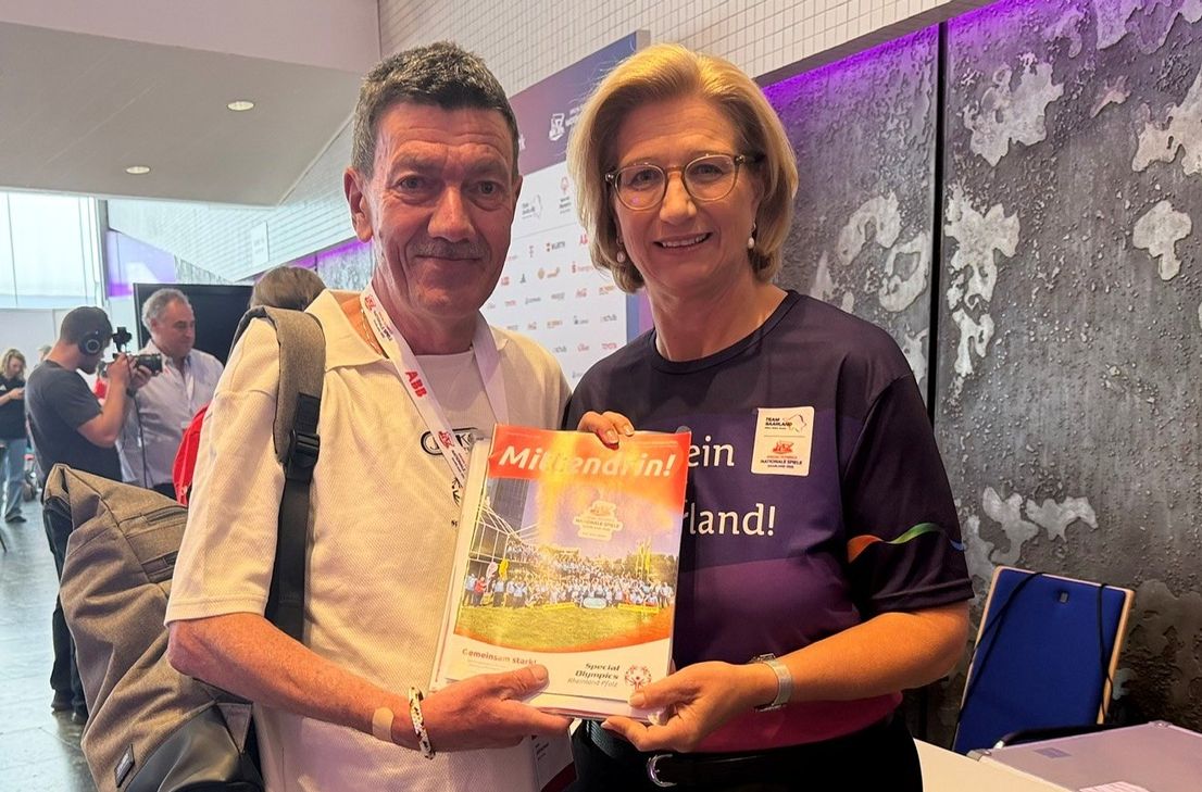 Wilfried Kootz, Präsidiumsmitglied von Special Olympics Rheinland-Pfalz, im Gespräch mit Saarlands Ministerpräsidentin Anke Rehlinger.