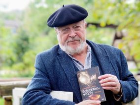 Manfred Lang legt mit »Schattenwölfe« seinen ersten Kriminalroman vor. Ein Buch, mit dem er auch Haltung zeigen will.