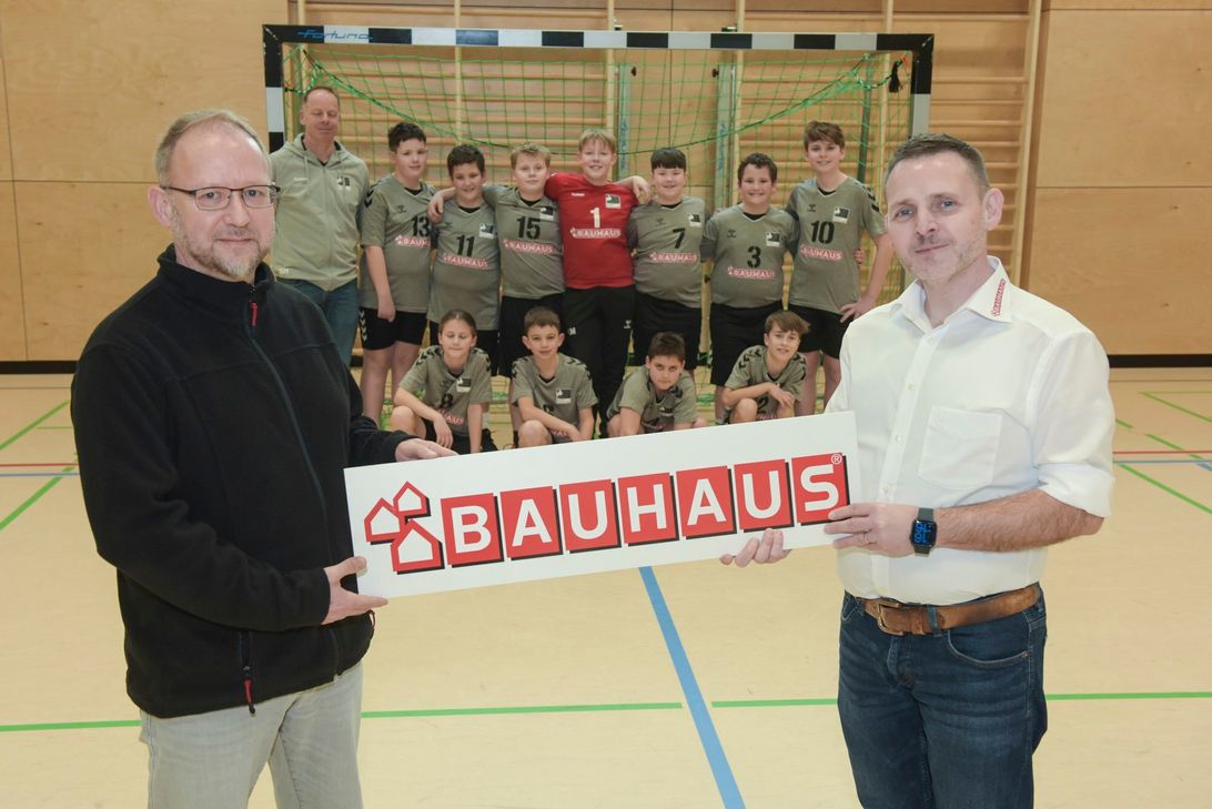 Die Mannschaft mit dem Übungsleiter Stefan Heyer und  Michael Mannikowski, rechts außen Jens Brühmüller von Bauhaus.