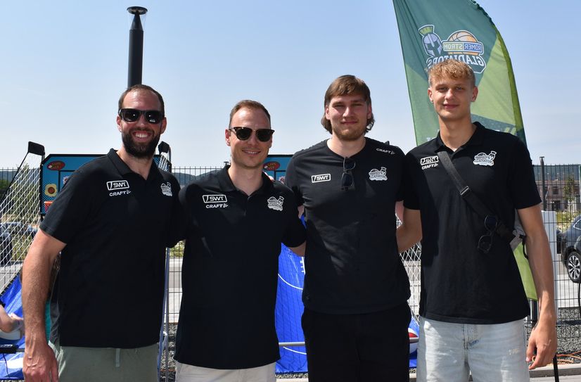 V.l: JJ Mann, Headcoach Jacques Schneider, Marten Linßen, Jannis Sonnefeld.