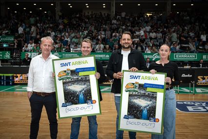 Von links nach rechts: Arnd Landwehr (Geschäftsführung MVG Trier), Florian Busch (Marketing & Eventmanagement VET-CONCEPT Gladiators Trier), Florian Hosseini-Görge (Geschäftsführung VET-CONCEPT Gladiators Trier), Kristin Schon (Projektleitung SWT Arena)
