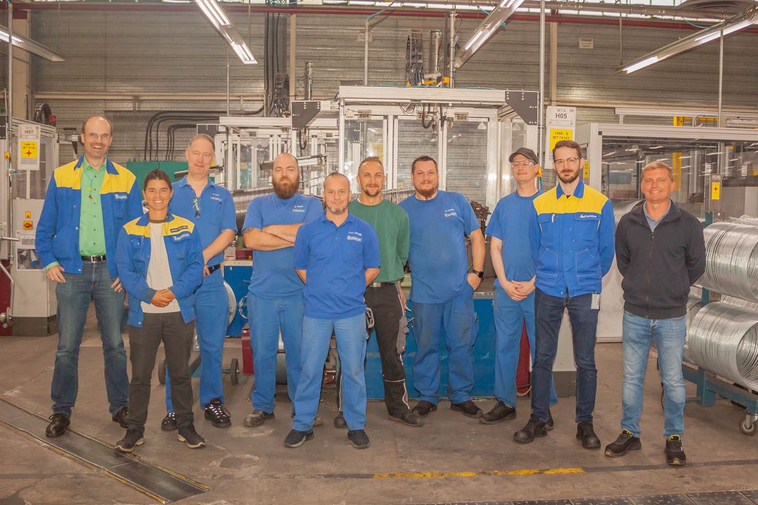 Die neuen Maschinen- und Anlagenführer freuen sich über ihren erfolgreichen Abschluss (3. - 8. v. l.) Michael Molz, Ronnie Raach, Karl-Heinz Ohlrogg, Sergei Pinsack, Alexander Lorsche und Konrad Gradowski. Intensiv darauf vorbereitet hatten sie Denise Thieltges (2. v. l.), Philipp Wansart und Sergej Becker (9. und 10. v. l.) aus dem Direktionsteam, Personalbetreuer Alexander Gut (1. v. l.) kümmerte sich um die formalen Voraussetzungen. Nicht auf dem Foto: die neuen MAF Alexander Kramer und Denny Lorse.