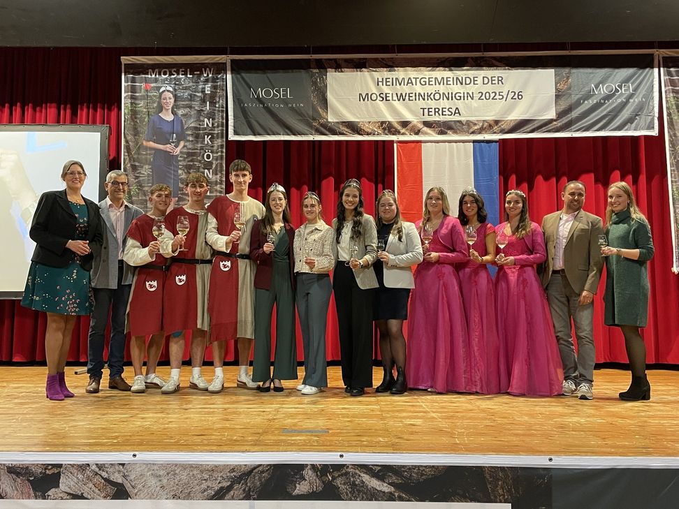 Moselweinkönigin Teresa und ihre Prinzessinnen mit den Ehrengästen.