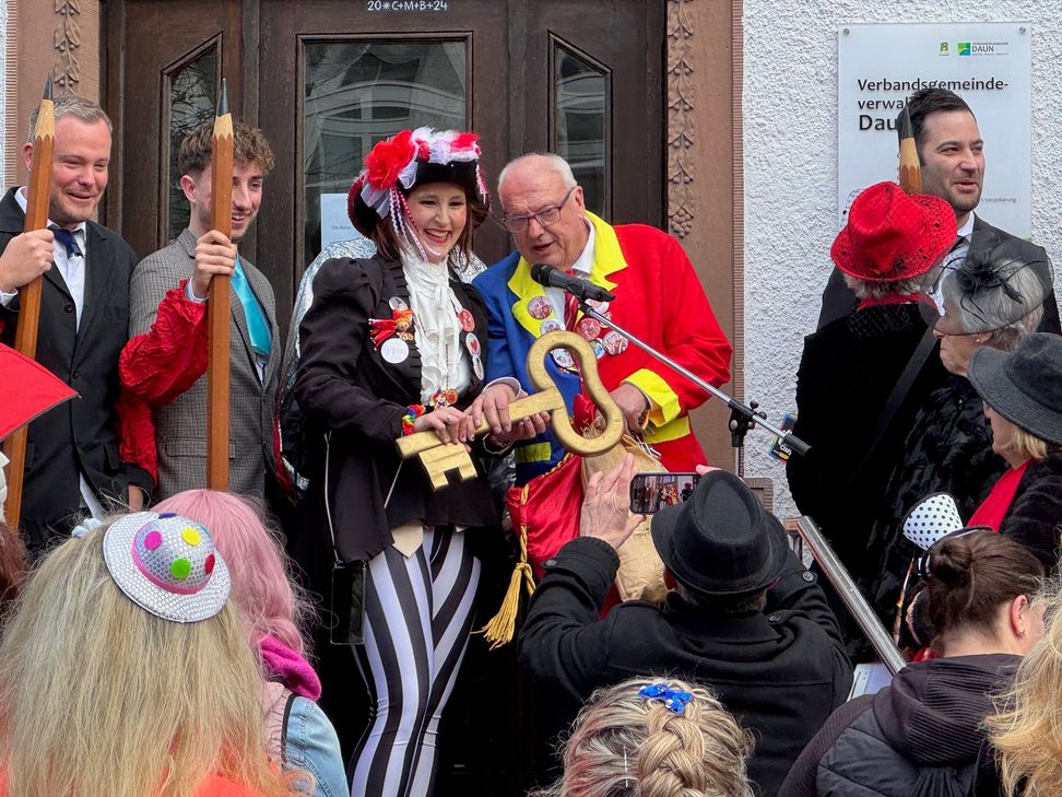 Der Schlüssel zum Dauner Rathaus ist bis Aschermittwoch in Frauenhand. Übergeben hat ihn Johann Strunk, Beigeordneter der Stadt Daun, an Obermöhne Katja Reicherz..