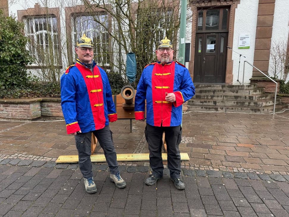 Die Stadtsoldaten haben sich mit der Kanone frühzeitig in Stellung gebracht.