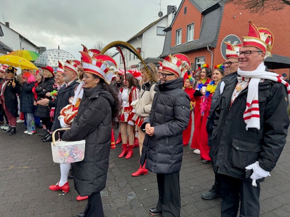 Zur Unterstützung dert Möhnen war auch die Dauner Narrenzunft angereist.