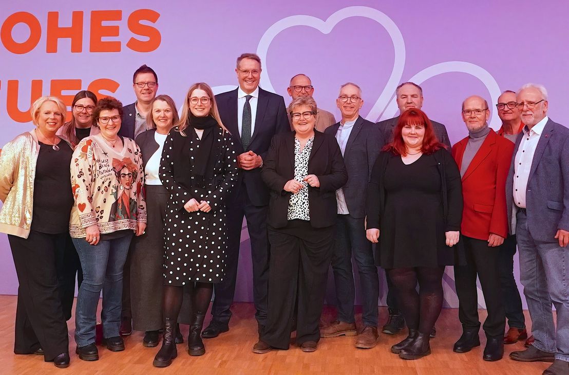 Gruppenbild des SPD-Kreisvorstands mit Alexander Schweitzer (Mitte), Bettina Brück und Lena Werner.