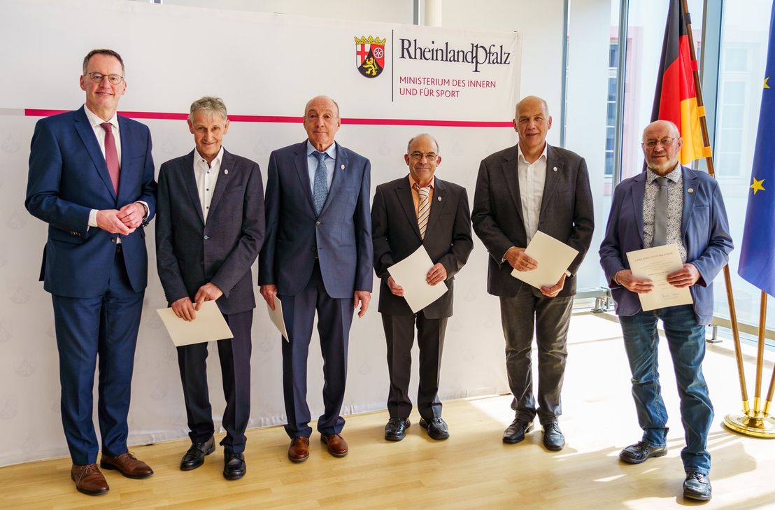 V.l.: Innenminister Michael Ebling, Rainer Zürbes, Günter Bauermann, Werner Weiß, Hubert Dudenhöffer und Helmut Heyles.