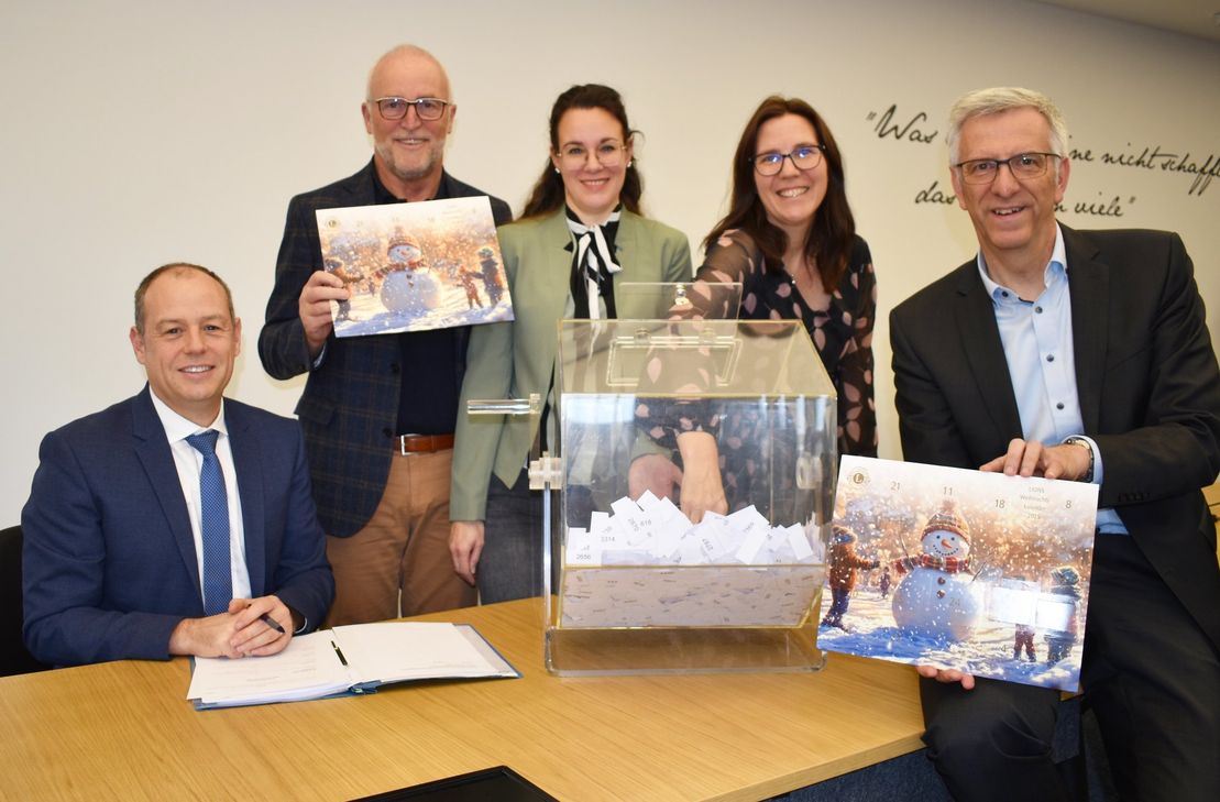 Von links: Dr. Christopher Wagenknecht, Wolfgang Nass, Natascha Halfen, Nicole Millgramm, und Erik Gregori bei der Ziehung.