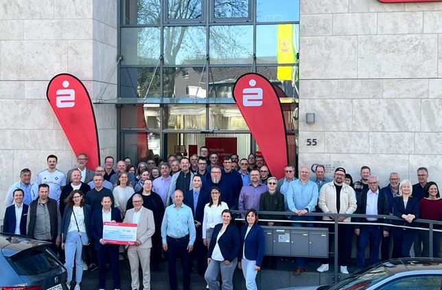 Vertreter von 38 Vereinen aus dem Simmerather Gemeindegebiet nahmen Spenden von insgesamt 37.000 Euro der Sparkasse Aachen entgegen.