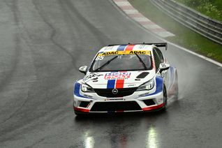David Vogt holte auf seinem Opel Astra TCR den Sieg.