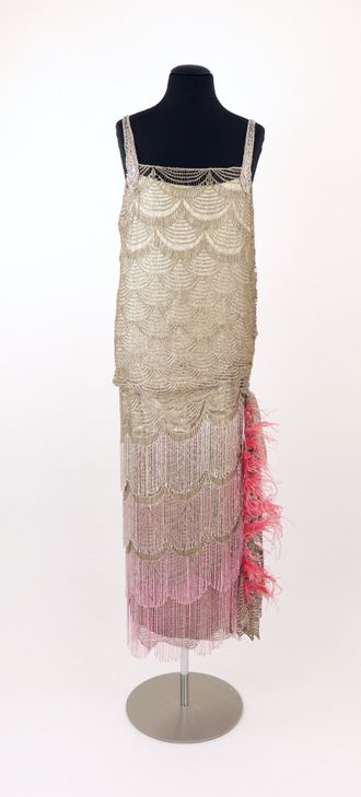 Perlenkleid mit Straußenfedern um 1925
