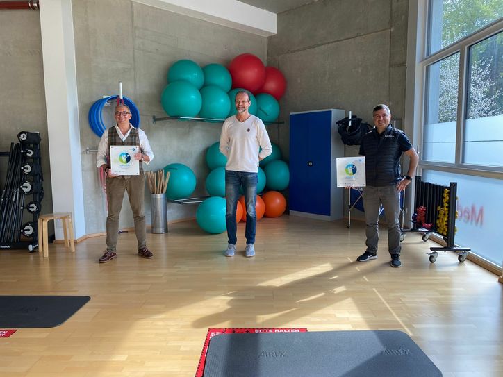 Freuen sich über die Zertifizierung als »BAP 2.0«: Thomas Pulwey (Geschäftsführer Seniorenstift Seliger Gerhard), Mathias Vonderbank (LandesSportBund NRW) und R. Gökhan Giray (Geschäftsführer MedAix Eifel).