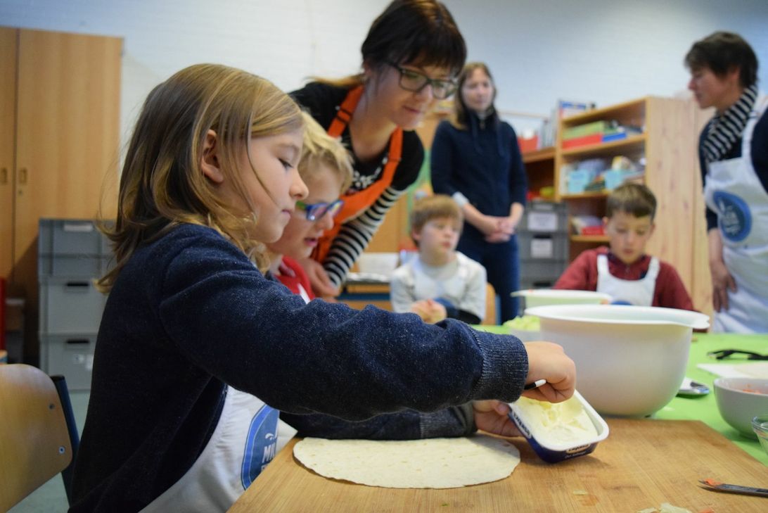 Kochen statt Englisch und Religion stand auf dem Stundenplan der Klasse 3a. Foto: Breuer