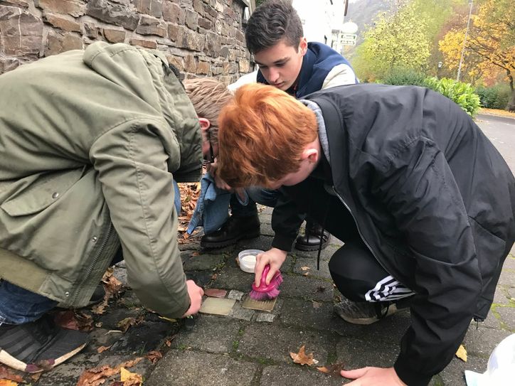 Jugendliche aus Bruttig-Fankel polierten am 9. November in Bruttig-Fankel die dort verlegten »Stolpersteine« und legten weiße Rosen nieder. Sie erinnern damit an die ermordeten jüdischen Mitbürger in dem Moselort.