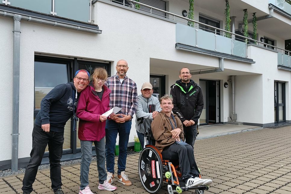 Vor ihrem neuen Zuhause: Mit Teamleiter Patrick Scheuer (3. li.) fünf der sechs Neu-WGler vor ihrem Domizil an der Simmerather Hauptstraße.