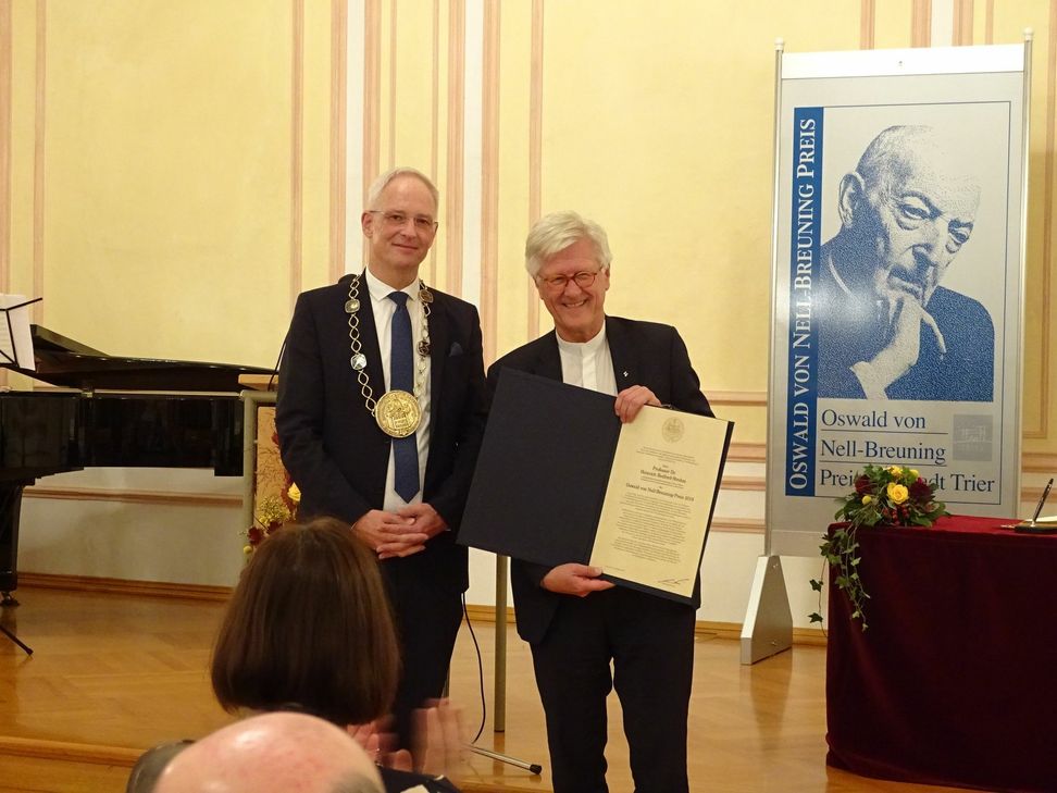 Wolfram Leibe überreicht Heinrich Bedford-Strohm den Oswald von Nell-Breuning Preis. Foto: Mohsmann