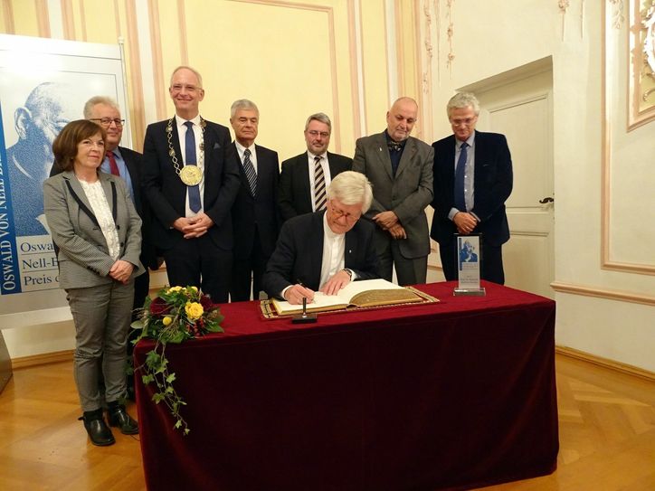 Der Preisträger trägt sich ins Goldene Buch der Stadt Trier ein. Foto: Mohsmann
