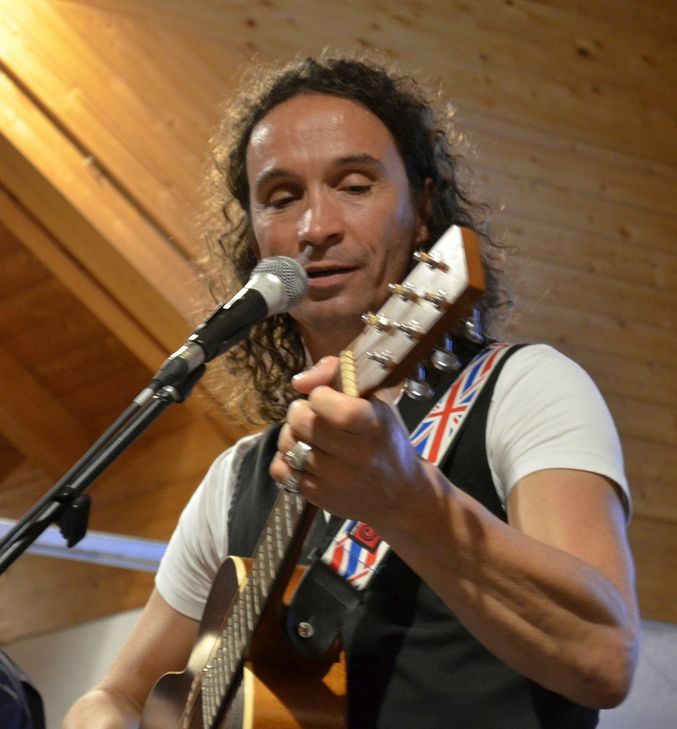 Auch der bekannte Sänger Stephan Brings ist mit dabei, wenn am Sonntag, 7. August, ab 11.30 Uhr zahlreiche Musiker aus der Region bei einem Benefizkonzert zugunsten der Flutopfer ohne Gage auf dem Arenbergplatz in Kommern auftreten. mn-Archivfoto