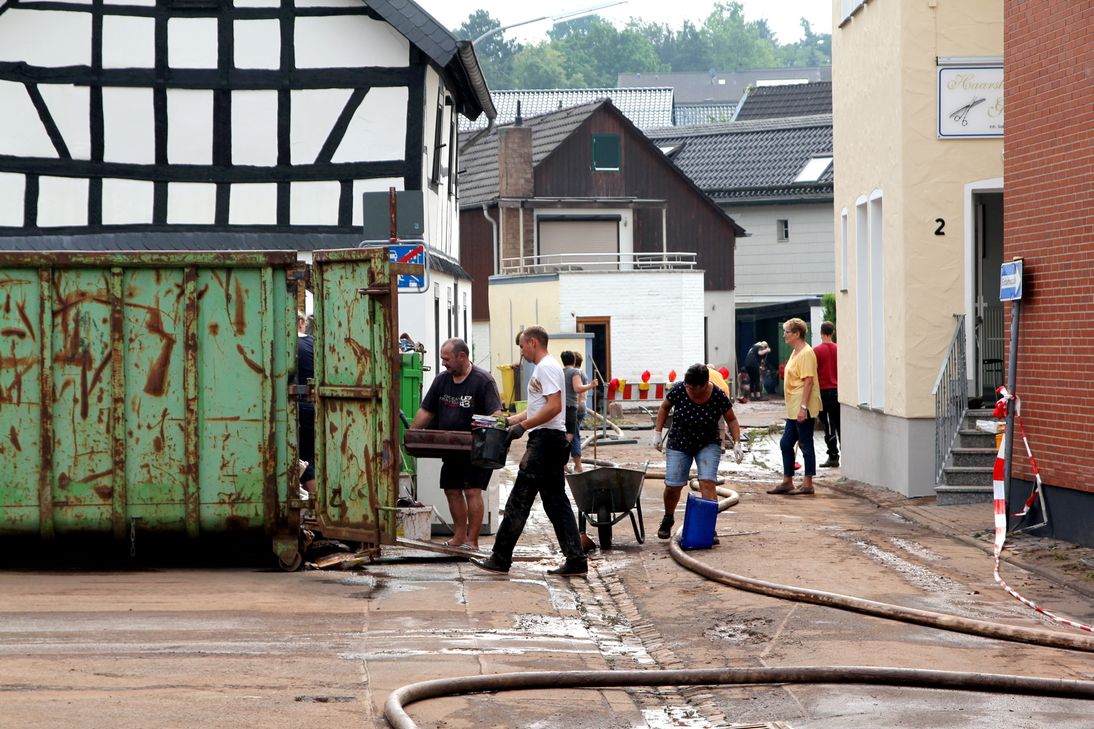 Nachdem die Wassermassen abgelaufen waren, begann in Kommern das große Aufräumen. Fotos: pp