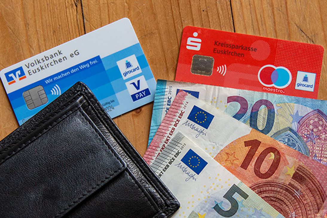Damit die Bevölkerung in Euskirchen und Bad Münstereifel schnell und einfach an Bargeld kommen kann, arbeiten Kreissparkasse und Volksbank Euskirchen eng zusammen. Symbolbild: Tameer Gunnar Eden/Eifeler Presse Agentur/epa