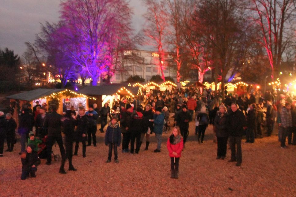 Am zweiten Adventwochenende verwandelt sich der Hermeskeiler Stadtpark zum inzwischen neunten Mal in ein strahlendes Lichtermeer. Foto: Archiv Fischer