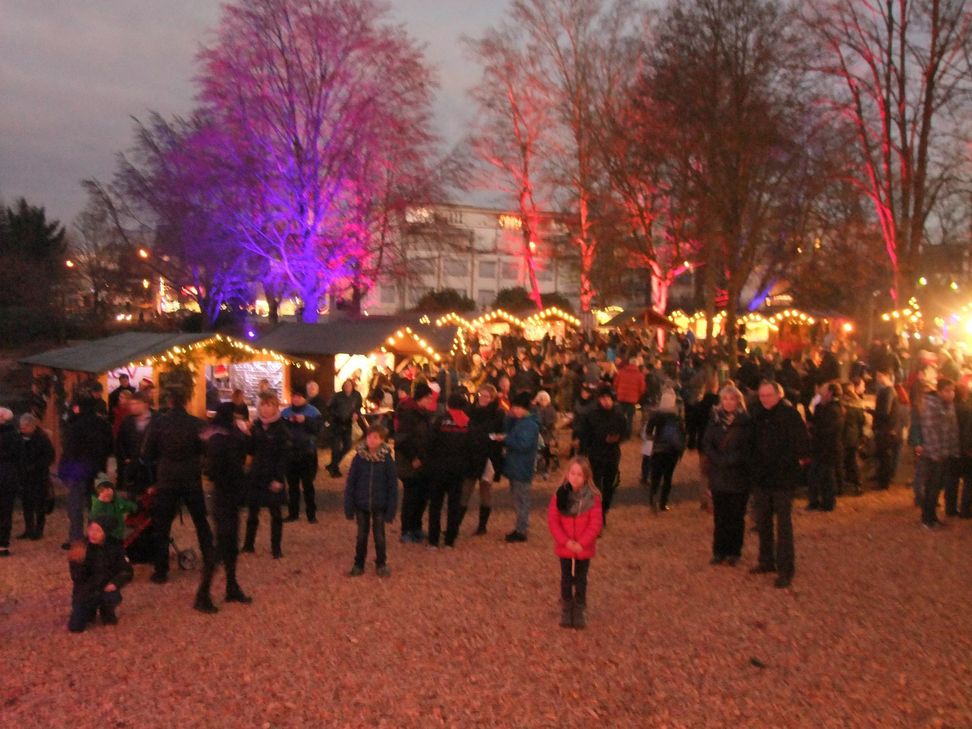 Am zweiten Adventwochenende verwandelt sich der Hermeskeiler Stadtpark zum inzwischen neunten Mal in ein strahlendes Lichtermeer. Foto: Archiv Fischer